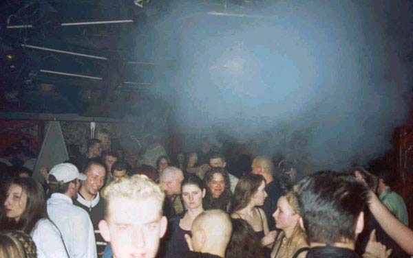 dance_factory_crowd1