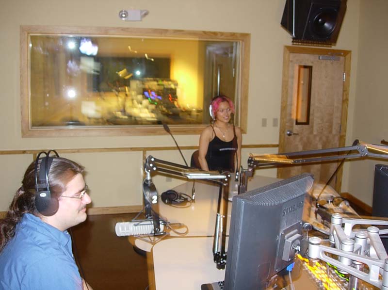 Suzy live on 88.5FM - interview